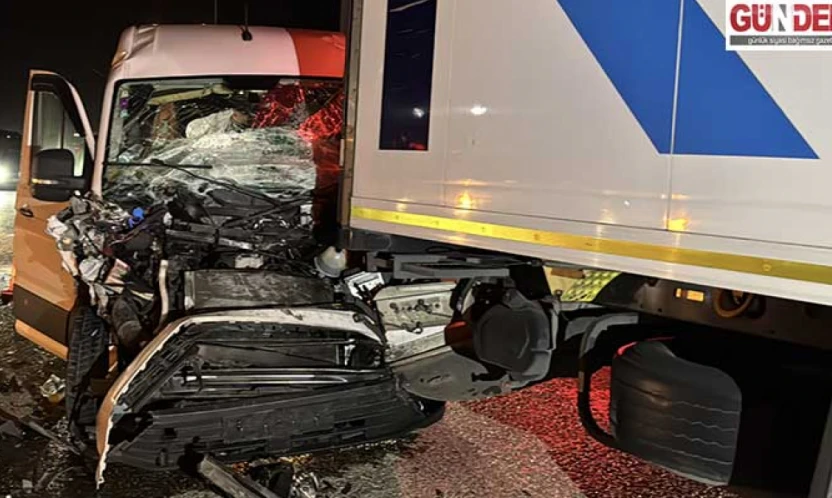 Tıra çarpan panelvanın sürücüsü yaralandı