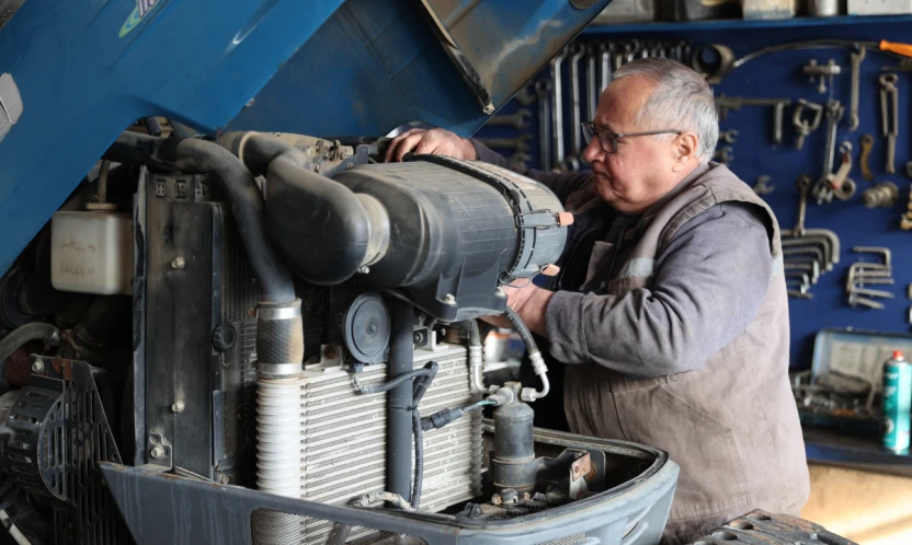 Traktör ustası Arda, mesleğini 54 yıldır devam ettiriyor