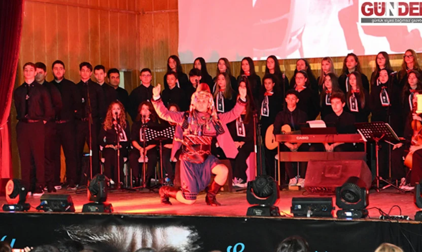 Ulu Önder Atatürk, öğrencilerin hazırladığı gösteriyle anıldı