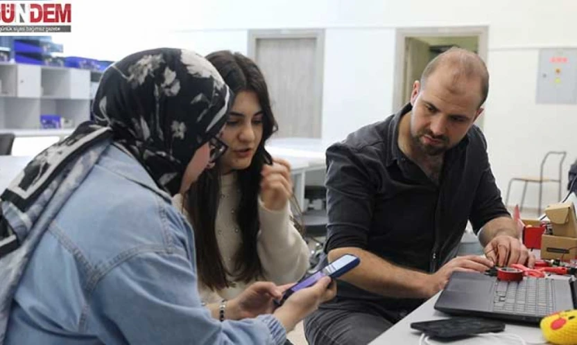 Üniversiteli gençlerden kadın güvenliğine teknolojik anahtarlık çözümü