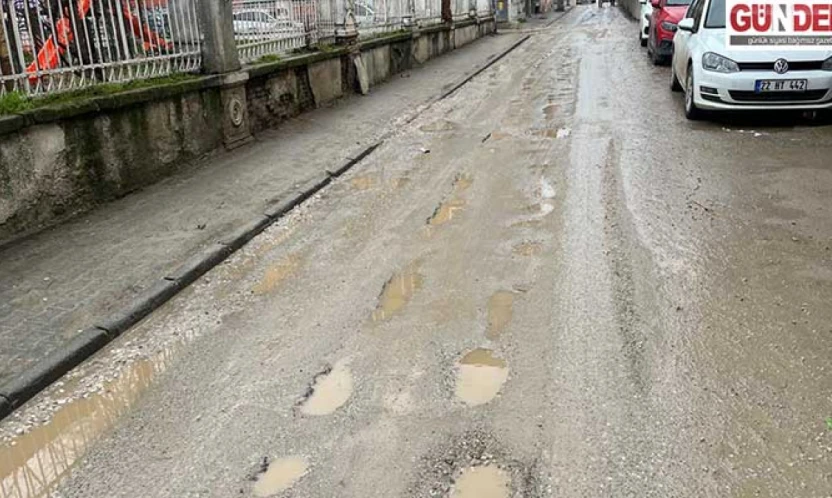 Yağışın Ardından Sokaklar Köstebek Yuvasına Döndü