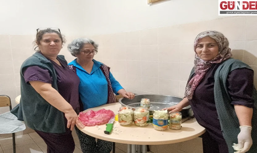 Yaşlılar el birliğiyle turşu kurdu
